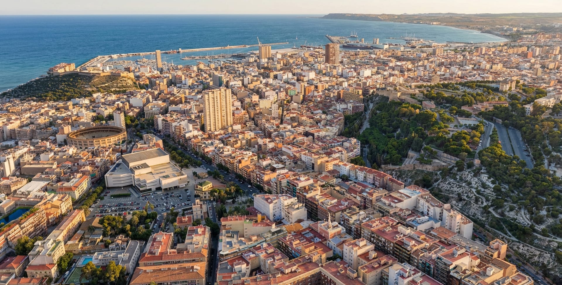 Panorámica aérea de Alicante con el puerto y el Castillo de Santa Bárbara