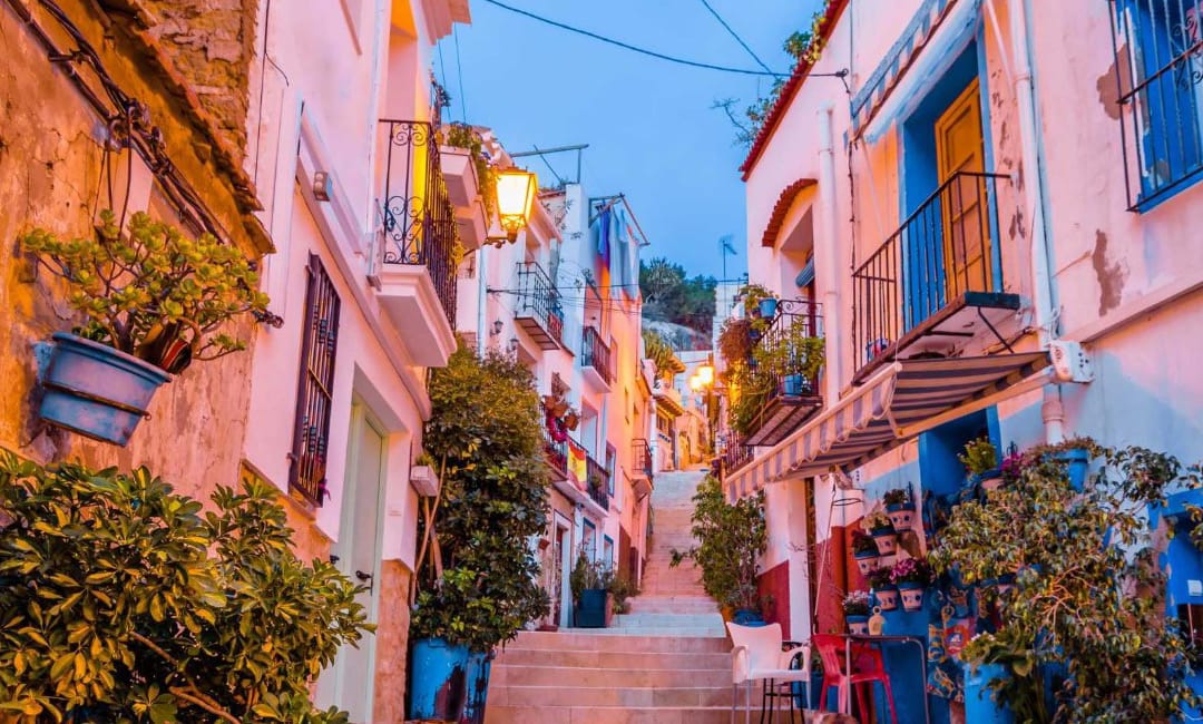 Calles empedradas y casas blancas del Barrio de Santa Cruz