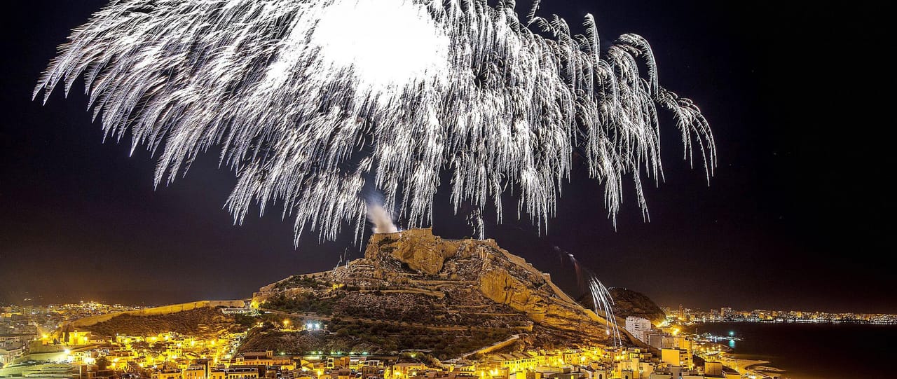 Fuegos artificiales de las Hogueras de San Juan sobre el castillo